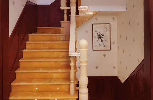 共青城中式别墅室内汉白玉石楼梯的定制安装装饰效果